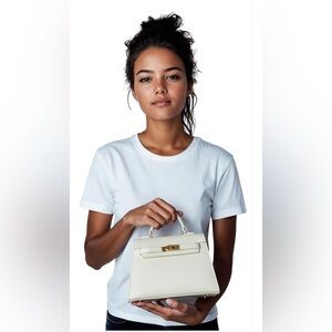 nwt-Elegant Cream Handbag
Adjustable shoulder strap
Mini Kelly inspired